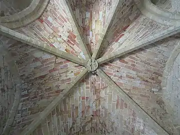 Voûte de la chapelle dans le donjon.