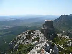 Le château sur son piton rocheux.