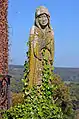 Statue de la Vierge dans la cour du château.