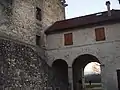 Vue du château derrière le porche d'entrée.