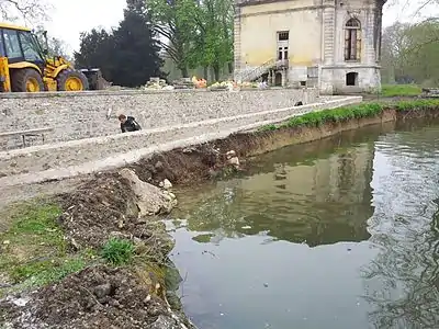 Restauration complète du saut de loup le long de la Seine jouxtant le pavillon des Bains, avril 2012