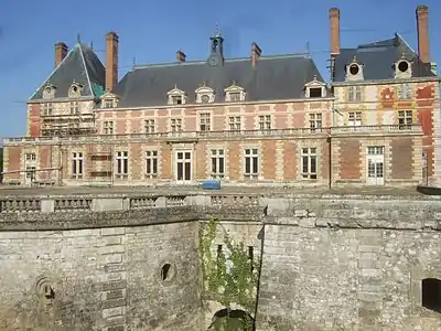 Toiture et façade Est après restauration, juillet 2010