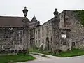 Portail arrière du château de Saint-Baslemont