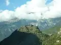 Le château de Saint-Germain et, à l'arrière-plan, le Mont Dzerbion dans les nuages.