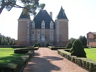 Le château de Saint-Elix édifié au milieu du XVIè siècle.