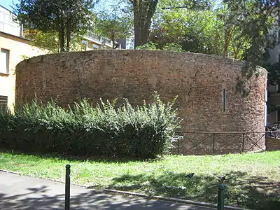 Vestiges du château Sainte-Croix.