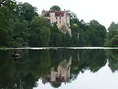 Château de Thoraise vu depuis les berges du Doubs.