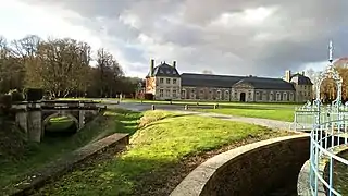 Le château, le parc  et les communs