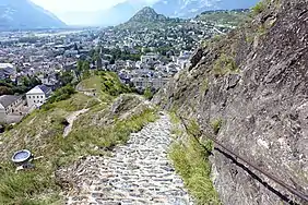 Chemin en pierres très escarpé.