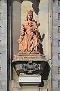 Statue en terre cuite de la Vierge installée en 1878 par Werner de Merode.