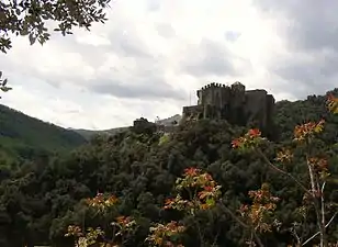 Château de Ventadour sur son éperon rocheux.