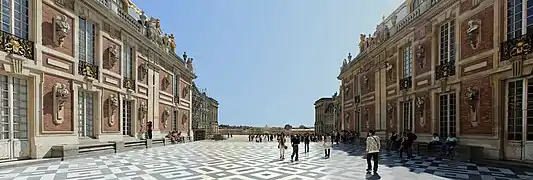 La cour de marbre depuis le pied du château, en regardant vers l’avenue de Paris