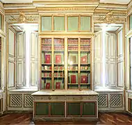 Bibliothèque époque Louis XVI, petit appartement de la reine, château de Versailles.