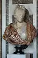 À gauche du buste de Louis XIV, un buste de dame romaine.
