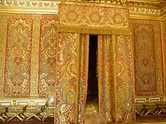 Grands rinceaux d'acanthes sur les soieries de la chambre du roi à Versailles, dans la continuité d'une tradition médiévale des chambres royales.