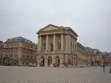 Le pavillon Dufour en 2005, avant la (re-)mise en place de la « grille royale » et de la structure d'accueil provisoire.