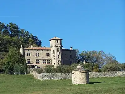 Pigeonnier devant le chateau de Versas (Ardèche).