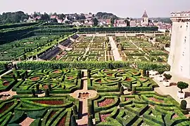 Le nouveau palais se trouve désormais intimement lié aux jardins de la Renaissance française.