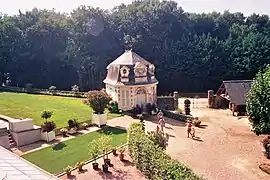 Située à l'entrée du domaine, le pavillon de l'Audience, folie de style Transition (milieu du XVIIIe siècle).