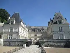 La cour d'honneur est flanquée de pavillons quadrangulaires, inspirés du château de Madrid.