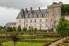 Le donjon de la forteresse médiévale est incorporé au nouvel édifice de Jean Le Breton.