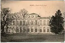 Vue globale de la façade arrière du château.