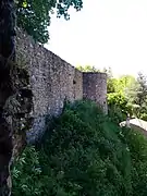 Remparts nord-est du château depuis la tour des Gardes.