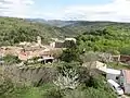 enceinte de la cour, vue sur le hameau et la vallée