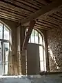 vue de l'intérieur de la remise aux voitures