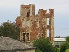 L'arrière du château, vu de la route empruntée par « La Loire à vélo ».