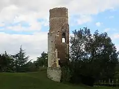 Le côté droit. On se rend compte de la « finesse » des ruines.