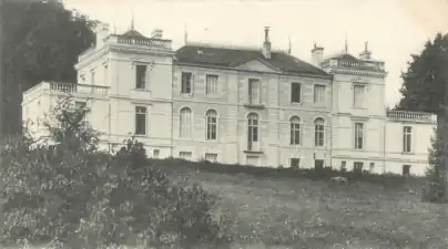 Photographie en noir et blanc de la façade d'un château.