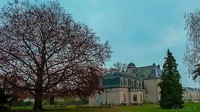 Le château et le parc en août 2011.