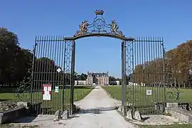 Château vu depuis le portail