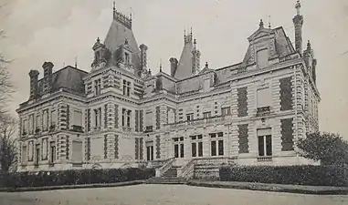 Photographie en noir et blanc d'un château et de son parc.