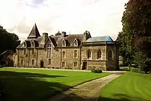 Château de la Vaucelle : pigeonnier, le mur à créneaux nord