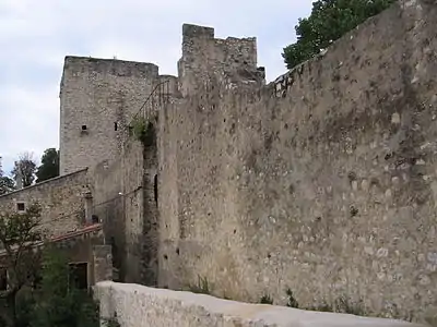 Rempart entre le château et la tour de Narbonne.