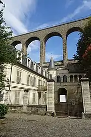 Façade sud sous le pont-aqueduc Belgrand