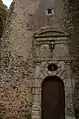 Portail principal du château des Aulnays (datation du triangle surmontant la fenêtre inconnue).