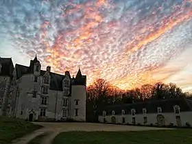 Vue du château des Brétignolles et des écuries