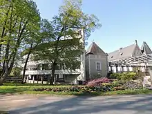 Photographie présentant les bâtiments de la nouvelle mairie, vus depuis l'entrée du Parc des Carmes.