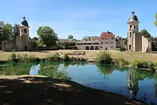 Bassin, vestiges du château et ses communs.