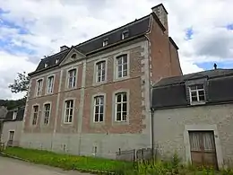 Le château de Chanxhe, à Sprimont (M) ainsi que l'ensemble formé par ce château, l'église et les terrains environnants (S)