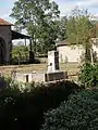 Fontaine dans la cour des communs.