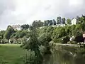 Le château et les remparts médiévaux depuis le village en contrebas