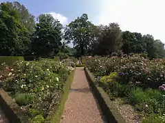 La roseraie du jardin de l'Éperon.