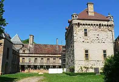 Le donjon et la façade sur cour