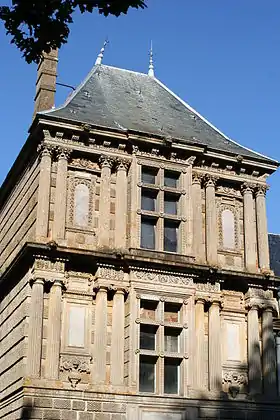 Le pavillon d'entrée caractéristique de l'époque Renaissance.