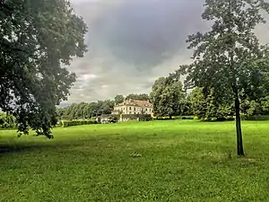 Le château vu depuis l'entrée du Domaine.