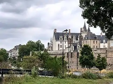 Même angle de vue au siècle suivant : depuis les comblements, la Loire ne passe plus au pied du château, lequel a fait l'objet de travaux de restauration